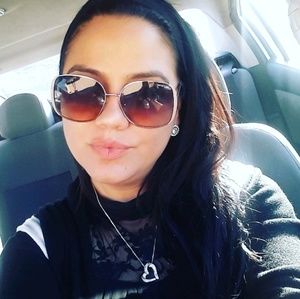 Meet your Posher, Iris